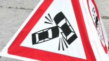Voznik avtomobila zapeljal s ceste in trčil v drevo