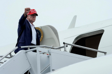 Trump poziva Iran k predaji in grozi z bombardiranjem Omana