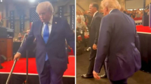Trump ispod svog sakoa skriva neobičnu izbočinu? 'Čini se kao neka naprava ili pelena'