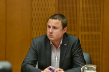 Oster odziv urada predsednice na Mahničevo pobudo, da ji varnostne službe nehajo pošiljati poročila