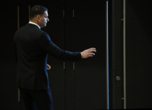 V prvih 24 urah čez 15.000 podpisov za odstop predsednika DZ-ja; Stevanović: DZ sem vodil odgovorno.