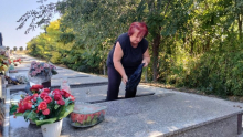 RUŽICA I ŽIVI I SPAVA NA GROBLjU Potresno: Žena od 61 godine, iz Kaća, proživljava najteže dane (FOTO)