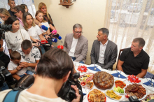 VUČIĆ POSETIO PORODICU VELJIĆ U BLACU: Najvažnije je kada vidite mlade ljude koji rade, bore se i žele da ostanu da žive u svom mestu (FOTO)