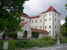 Tri leta po poplavah: Zaključena sanacija graščine Katzenstein, pospešeno gradijo center na Ravnah