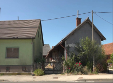 Sum mučenja živali. Inšpektorji na kmetiji Špur našli pet poginulih krav, prekritih z gnojem.