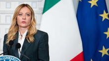 Meloni, addio neutralità. Il governo benedice il blitz. L’inedito asse con il Pd
