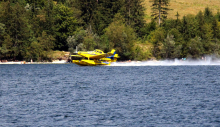Air tractorji na požar pri Gozdu - Martuljku odvrgli več kot pol milijona litrov vode