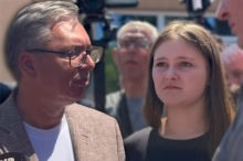 JOVANINE SUZE TEŠKO PALE VUČIĆU Ovako je toplička devojčica bez oca i majke dirnula predsednika: Pitala samo jedno, on rekao: Pomoći ćemo u roku od 48 sati!