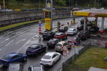 Nestašica goriva parališe Rusiju: Vozači čekaju satima, na pumpama izbijaju tuče VIDEO