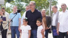 VUČIĆ SA NARODOM, SLUŠA PROBLEME MEŠTANA: Predsednik obilazi novu zgradu Tržnice i štandove sa domaćim proizvodima u Koceljevi (VIDEO)