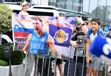 Lakersi po treningu v Stožicah delili avtograme košarkarskim navdušencem