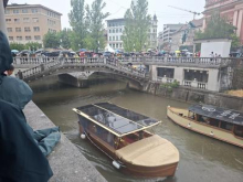 Lakersi kljub dežju z ladjico po Ljubljanici, v centru se je zbrala množica navijačev #video