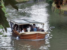 Oboževalci dočakali Lakerse, ki so se z ladjico zapeljali po Ljubljanici #video