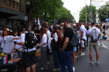 BLOKADERI NE ZNAJU NI DA RAČUNAJU Dve filmske pojekcije na festivalu naplaćuju 200 dinara, celo veče 600, a komplet karata 18.000 dinara! FESTIVAL ZA BOGATE
