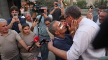 FOTO Vučić posjetio selo u Srbiji, mještani su ga izgrlili i izljubili: 'Baš su vam lijepi imanje i kuća'