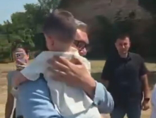 OSMESI I ZAGRLJAJ GOVORE VIŠE OD HILJADU REČI: Vučić u Bujanovcu sreo svoje kumče Lazara iz Pasjana! Predsednik ga krstio 2024. u Hramu Svetog Save (VIDEO)
