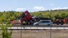 FOTO Kamion se prevrno preko obje trake na A1 kod Otočca, napravila se ogromna kolona