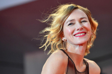 Zlato oko za Naomi Watts, znano po čustveni globini in neomajni predanosti vlogam