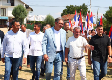ĆACI VUČIĆ U POSETI KOD BLOKADERA U BUJANOVCU Predsednik oči u oči sa Kostićem: 