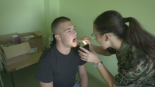 STETOSKOPI I LEKOVI STIGLI NA POVLEN! Vojska Srbije pokrenula akciju u selu Varda: Lekari stigli tamo gde je stavljen katanac i spasavaju meštane! (FOTO)