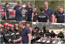 UŽIVO VUČIĆ U DELIBLATSKOJ PEŠČARI Razgovara s hrabrim vatrogascima, stegao ruku svakom: 3 vatrogasca jedva preživela, preko njih prešla požarna oluja! (FOTO)