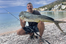 Nikola mislio da je ajkula, a onda RUKAMA savladao grdosiju od 12 kg: Nesvakidašnja drama na crnogorskoj plaži (FOTO)