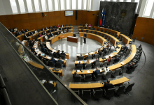 Kaj vse Slovenijo čaka v vroči politični jeseni?