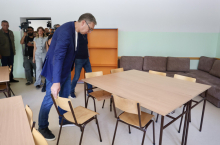 Vučić najavio: U Rašku stižu milioni za puteve, cilj je i novi investitor; Obišao radove na OŠ 