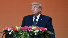 Trumpov dan D je tu. Kako močno bo udaril po Kitajski in drugih pomagačih Irana