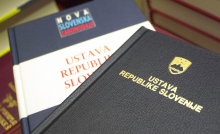 Ali je podeljevanje ustave prvošolcem preuranjeno?