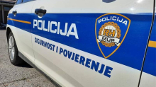 Goli Austrijanci paradirali jahtom pred plažom punom djece. Intervenirala i policija...