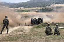 Vojnici i budući podoficiri na Pasuljanskim livadama: Uvežbavali borbene radnje i gađanje iz haubica, minobacača i bacača granata (FOTO)