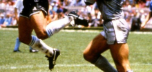 »Hand Gottes«: Ball aus Diego Maradonas WM-Spiel bringt 3,35 Millionen Dollar bei Auktion