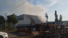 POZNATO U KOM SU STANjU POVREĐENI: Novi detalji o ogromnom požaru u Industrijskoj zoni u Novom Sadu (FOTO)