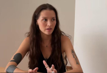 Nekdanja članica Pussy Riot trdi, da je bila rekrutirana za vohunjenje za disidentskimi umetniki