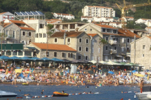 Snimak iz Petrovca zapalio mreže: Plaža u 7 ujutru prazna, a nema mesta za peškir - prizor razbesneo turiste