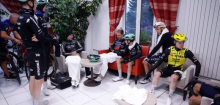 Vuelta: Radprofis flüchten vor Hagelsturm in ein Hotel und loben den Service