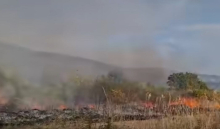 VELIKI POŽAR KOD BOJNIKA PRIŠAO NA 50 METARA OD KUĆA: Vatrogasci i meštani u borbi za odbranu sela (VIDEO)