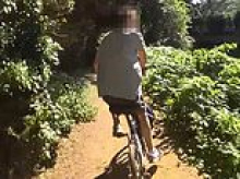 Moment police officer borrows man's bicycle to chase down alleged thief through the streets