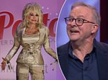 The very flirty exchange between Dolly Parton and Anthony Albanese: 'Come up here and I'll smear lip gloss all over you'
