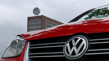Rivolta in Volkswagen, fischi per l’ad Blume: “Fiducia incrinata”