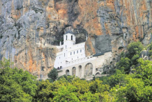 Drama u manastiru Ostrog: Kolevka pala sa stene u ambis, monasi zanemeli kada su videli bebu 