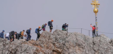 Zugspitze in Bayern: Betreiber drohen mit Anzeige wegen Stickern am Gipfelkreuz