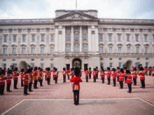 Buckingham Palace guards pay tribute to Dolly Parton with rendition of 9 to 5 after her death at 80 following cancer battle