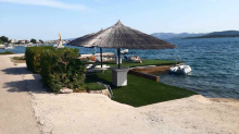 Umjetnom travom prekrio plažu u Betini! 'Trava je tu od 2019., a kad bura zapuše, nastane šteta'