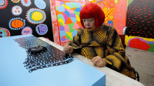 Poslovila se je Jajoi Kusama, ki je svet umetnosti posula s svojimi znamenitimi pikami