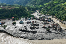 Med Nepalom in Kitajsko pogrešanih več kot 1300 ljudi. Med žrtvami ni državljanov Slovenije.