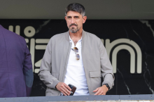 Veljko Paunović sa pažnjom gleda ka Humskoj