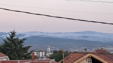 DRAMATIČNA BORBA SA VATRENOM STIHIJOM KOD VRANJA Požar besneo u Srednjem Delu, tri helikoptera spasavala kuće! Meštani sa vatrogascima na terenu! 