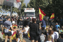 Protestniki proti prebežnikom v Ceuti na plaži zanetili požar, prebežniki napadli vojaško vozilo